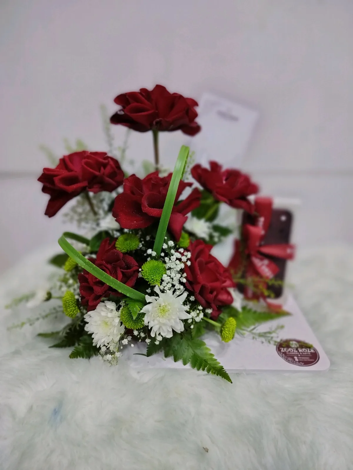 تنسيق ورد أحمر مع زهور بيضاء
